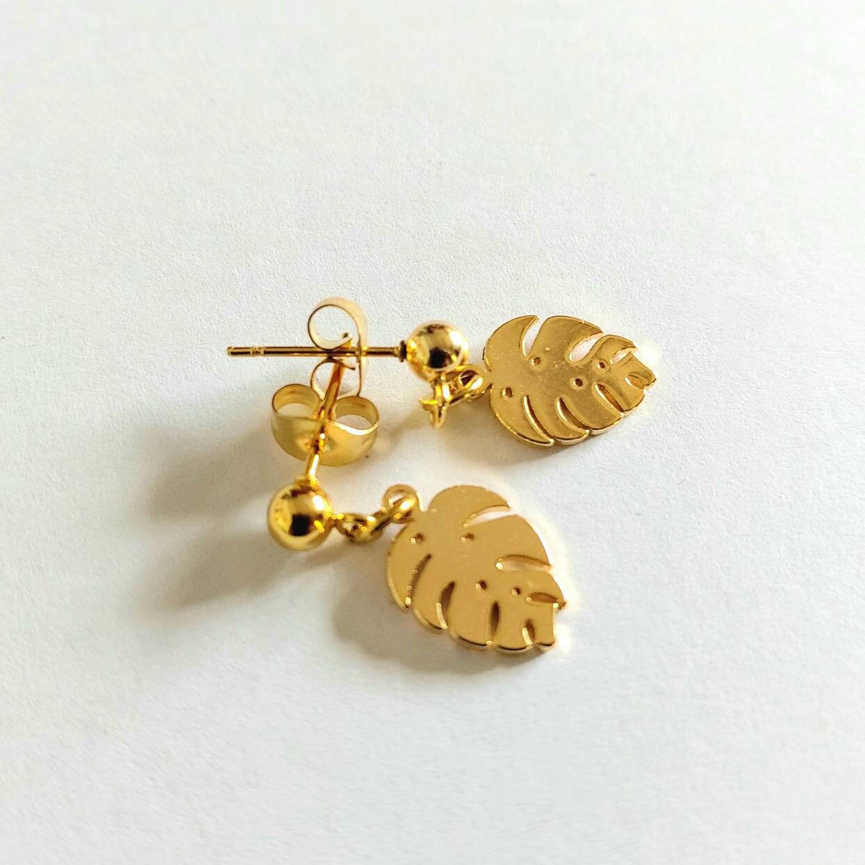 Monstera earrings , monstera deliciosa stud earrings, leaf stud earrings , montera adansonii earrings , gold plated earrings, plant earrings